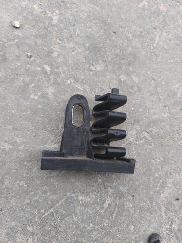 Направляющая переднего бампера 8W0807334 VAG