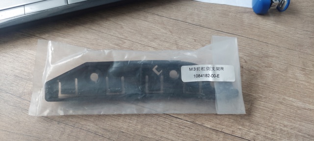 Кронштейн бампера переднего, внешний правый 108418200E Tesla Model