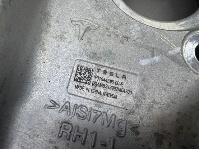 104431600E Tesla Model Цапфа передняя правая купить в Кривой Рог