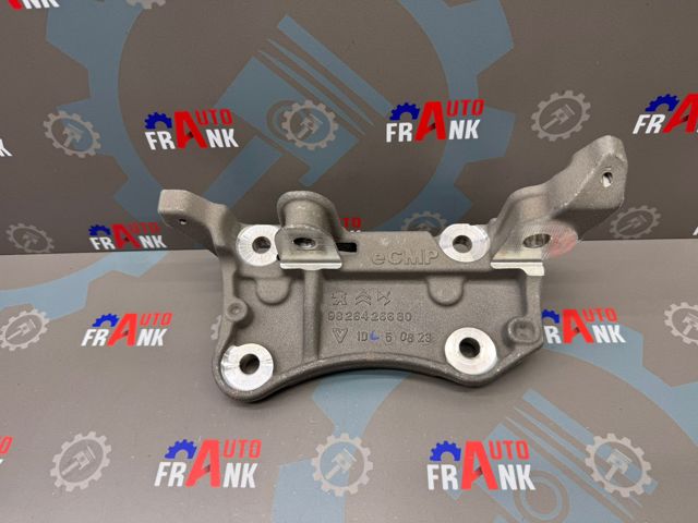 Кронштейн подушки (опоры) двигателя, левой 9826426680 PEUGEOT