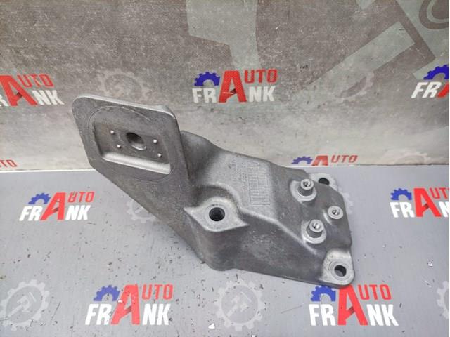 Кронштейн подушки (опоры) двигателя, правой KKU500761 LAND ROVER