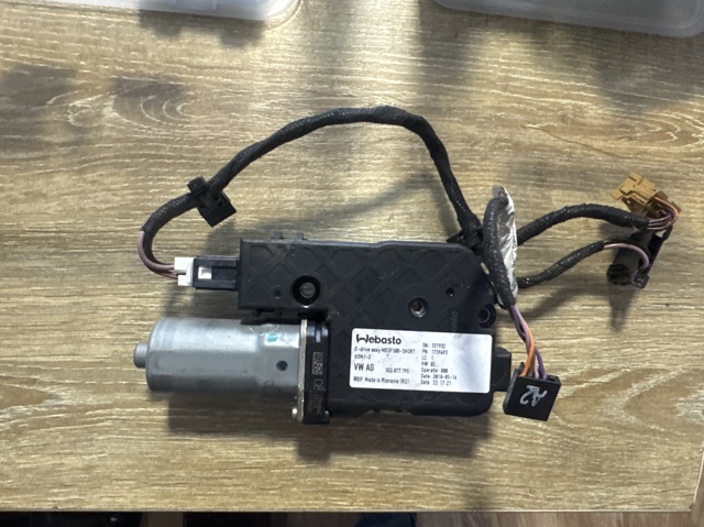 Мотор привода люка 3G5877795 VAG