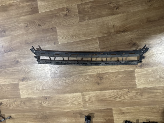 Центральная решетка переднего бампера 4K0807683A VAG