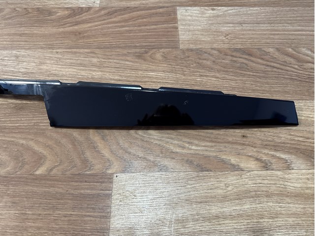 Накладка задней двери, левой, вертикальная 4M0839901 VAG