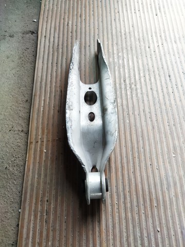 Балансир задний нижний 80A505311A VAG