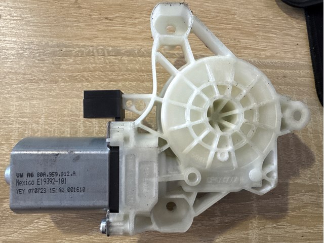 Моторчик стеклоподъемника двери задней, правой 80A959812A VAG