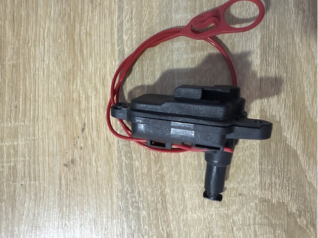 Мотор-привод открытия лючка бака 8V0862153A VAG