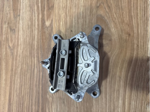 Опора КПП 8W0399156 VAG