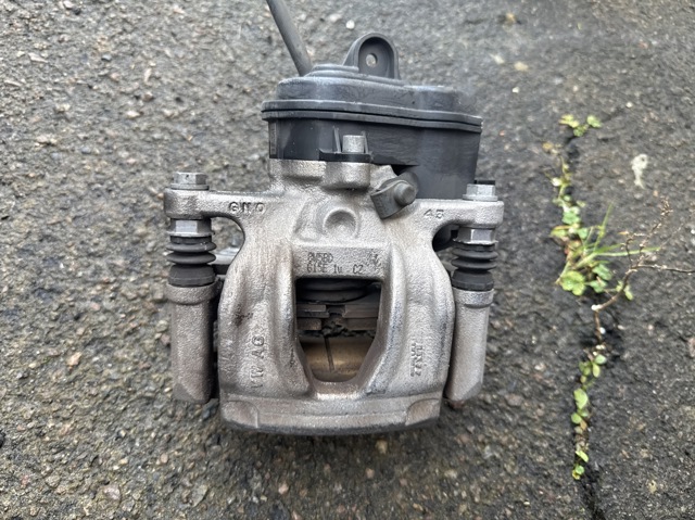 Задний левый суппорт 8W0405BD VAG