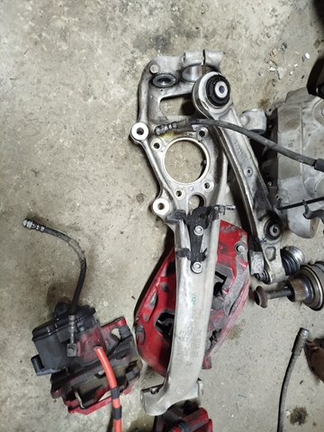 Цапфа поворотная правая 8W0407560 VAG