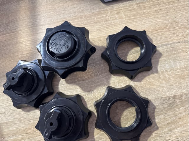 Болт креплення запасного колеса 8W0803899 VAG