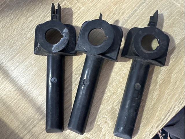 Кронштейн радиатора нижний 8W0805201 VAG