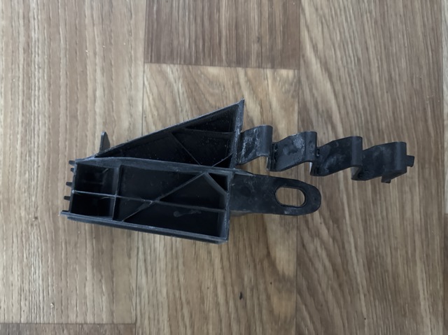 Кронштейн решетки радиатора 8W0807333A VAG