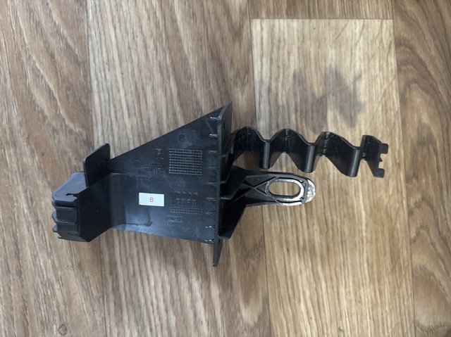 Кронштейн решетки радиатора 8W0807334A VAG