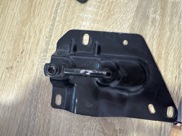 Стояк-крюк замка капота 8W0823186D VAG