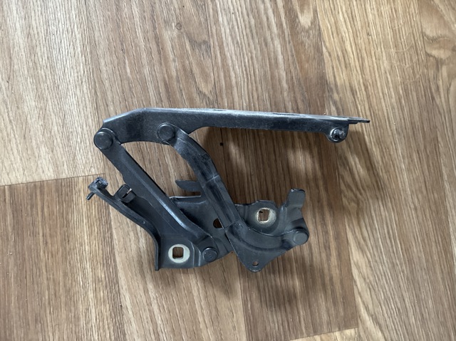 Завеса капота правая 8W0823302D VAG