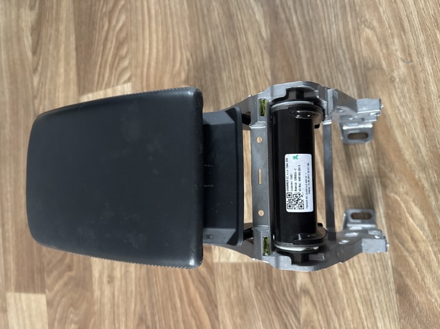 Кронштейн подлокотника 8W0864283B VAG