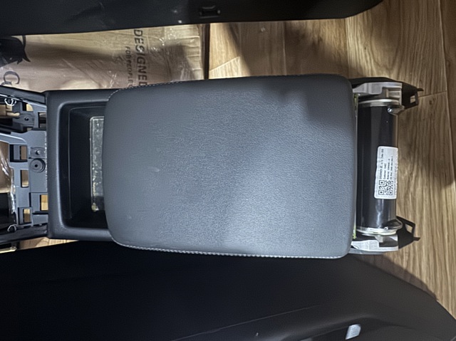 VAG 8W0864283F Кронштейн подлокотника в наличии Кривой Рог