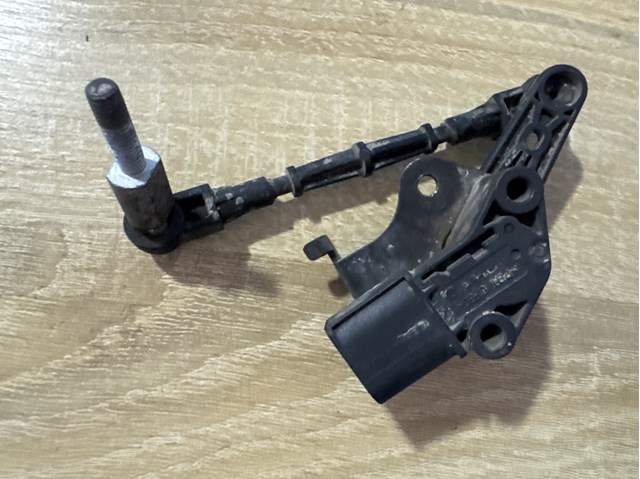 Датчик уровня положения кузова, передний правый 8W0941310C VAG