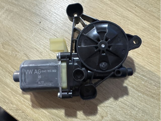 Мотор стеклоподъемника двери передней, правой 8W0959802 VAG