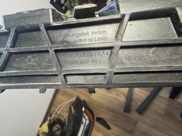 Направляющая переднего бампера, правая 8W5807454A VAG