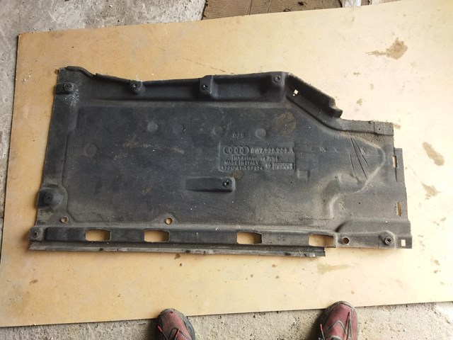 Защита днища, правая 8W7825208A VAG