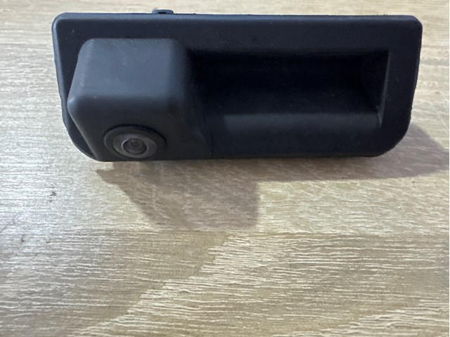 Кнопка привода замка задней 3/5 двери (ляды) 8W8827566A VAG