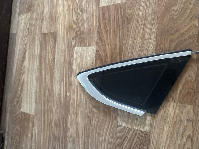 Стекло багажного отсека, правое 8W8845298F VAG
