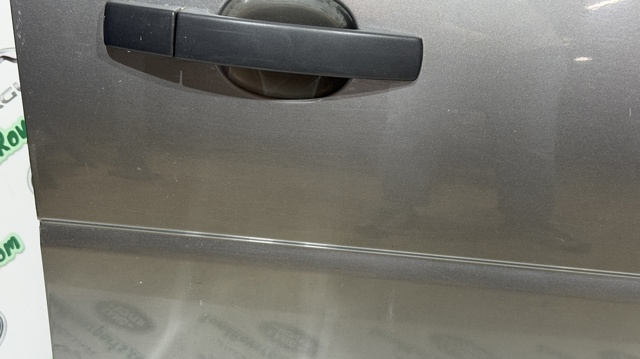 Пассажирская передняя дверь LR005656 LAND ROVER
