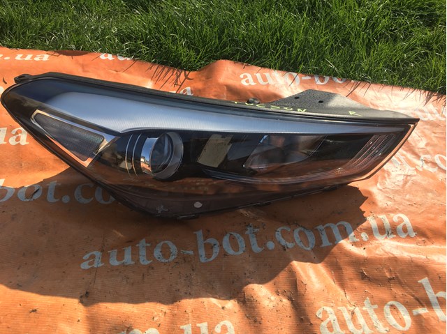 92102D7000 HYUNDAI Правая фара купить в Ровно