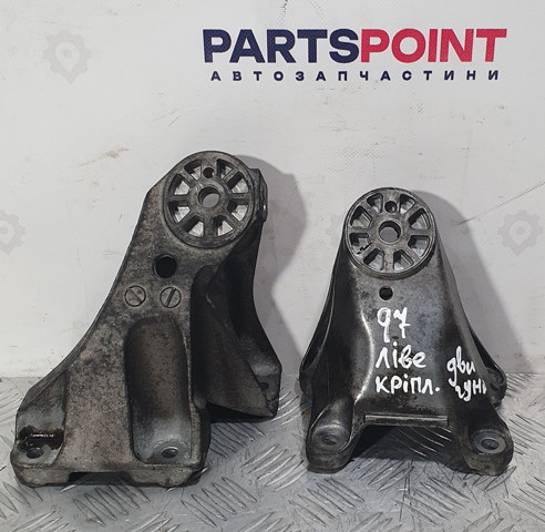 Кронштейн подушки (опоры) двигателя, правой 7L6199308C VAG