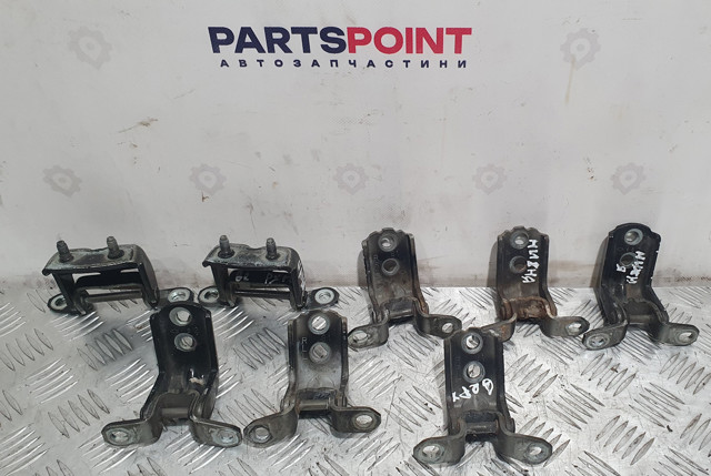 Шарнир передней левой двери 80401ZP80A NISSAN
