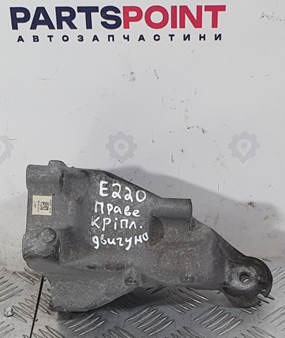 Кронштейн подушки (опоры) двигателя, правой A6512233504 MERCEDES