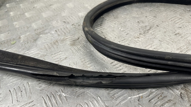 LAND ROVER LR017012 Уплотнитель двери передней (на двери) в наличии Украина