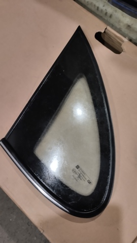 Стекло багажника, левое 0161693 OPEL