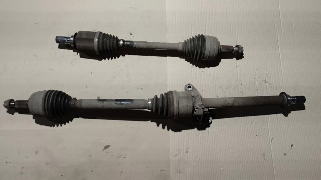 RENAULT 391016076R Полуось (привод) передняя левая в наличии Черновцы