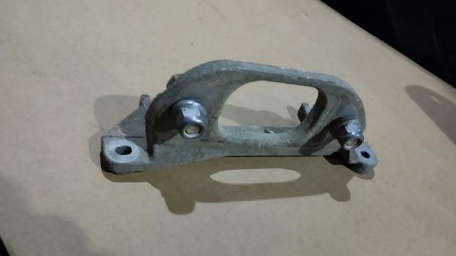 Кронштейн подушки (опоры) двигателя, левой 6001547896 RENAULT