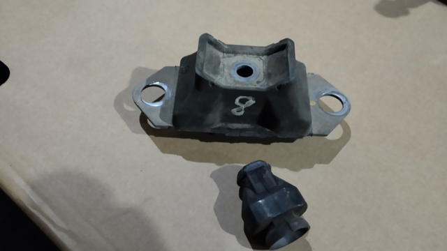 Подушка (опора) двигателя, левая 6001548160 RENAULT