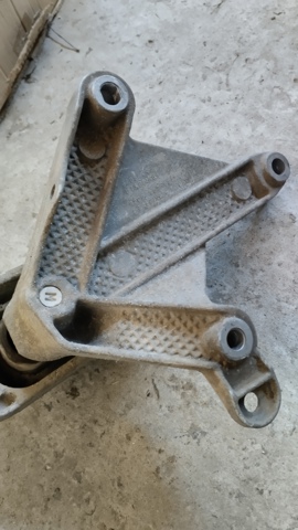 Кронштейн подушки (опоры) двигателя, левой 6001548623 RENAULT