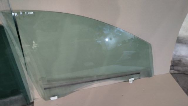 Стекло пассажирской двери 803007357R RENAULT