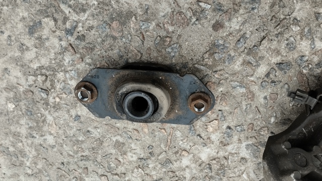 Левая опора двигателя 8200352861 NISSAN