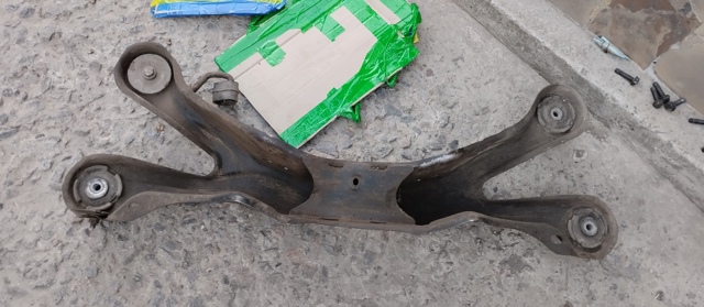 Балка задней подвески поперечная 90498654 GM
