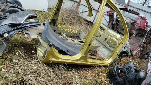 Внешний правый порог  G64129U0M0 NISSAN