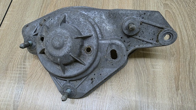 Опора переднего правого амортизатора  4D0412392E VAG