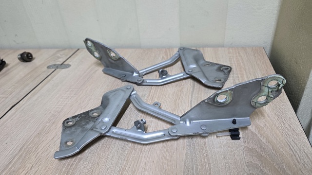 Шарнир капота левый 7L6823301B VAG