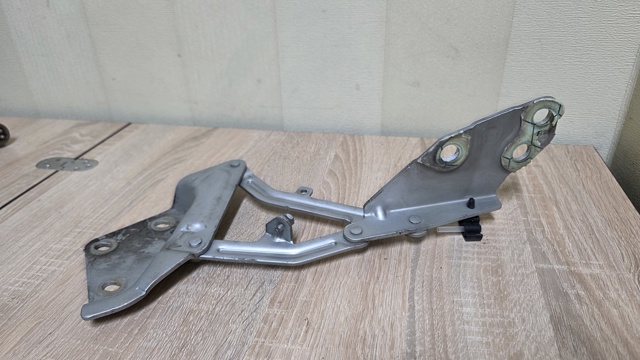 Шарнир капота правый 7L6823302B VAG
