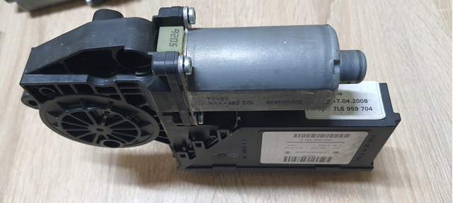 Мотор стеклоподъемника двери задней, правой 7L6959704 VAG