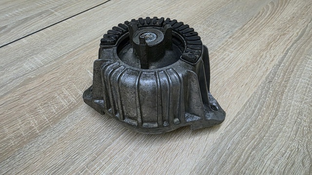 Подушка (опора) двигателя, левая A2042400217 MERCEDES