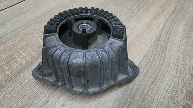 Правая опора двигателя A2042400317 MERCEDES