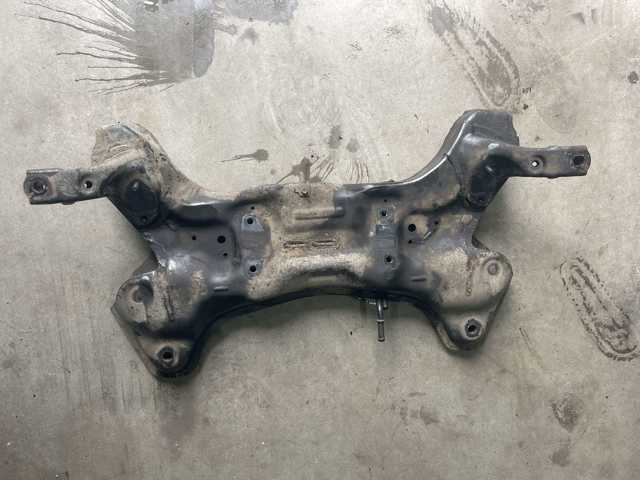 Поперечина передней подвески 624004L000 HYUNDAI